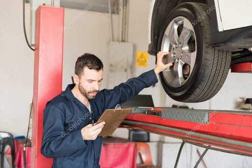 Techniker führt eine Wartung an einer Hebebühne durch