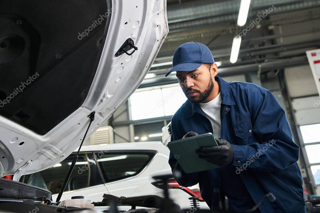 Wartung einer Hebebühne in der Werkstatt